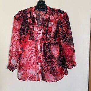 Beautiful sheer  Jones, New York signature, petite reptile top